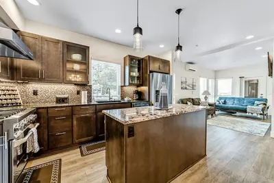 Image de Sunny apt with fireplace, partial water views, washer/dryer, grill & Ac