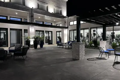 Image de Luxury Mid-rise Apartments with Clubhouse