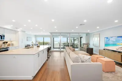 Image de Direct Gulf Front and New to the Rental Market!
