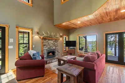 Image de Stunning mountain escape with lake views, expansive furnished deck & firepit - dog-friendly