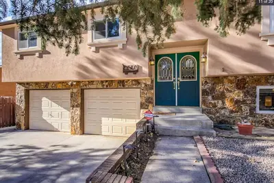 Image de Family-friendly home, game room, mountain views, access walking trail/ yard