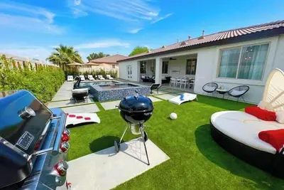 Image de Large, modern, fun & beautiful home, Bond’s style, plenty of amenities +parking