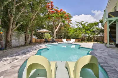 Image de 3 bed / 2 bath with heated pool and spa; private dock on canal