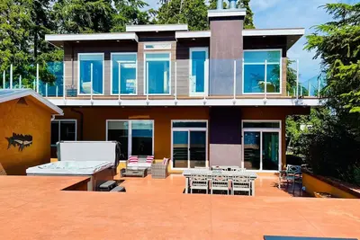 Luxurious Beachfront Villa with private hot tub, huge deck, family\/pet-friendly!