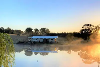 Image de Romantic lakehouse set in a private vineyard in the Hunter Valley