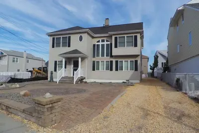 Image de Oce1308 | The largest Oceanside home! Open & Spacious, Parking! by Shore Points Vacations