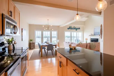 Image de Two Story Upscale Condo w\/Amazing Lake Views