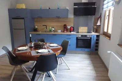Image de maison au calme avec départ de belles randonnées pour vous ressourcer