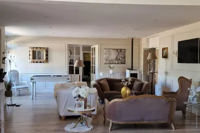 Image de Bâtisse du Xviii ème dans enceinte de château