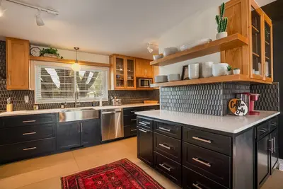 Image de Five Bedroom Charmer Close to Uptown