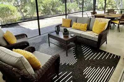Image de Professionally decorated and completely renovated home 5 minutes from the beach!