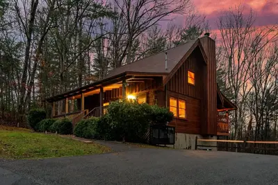 Image de Cozy Mountain Retreat w/hot tub, 5 mins to downtown strip
