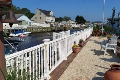 Image de This lagoon front property is just minutes to the beach