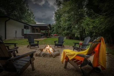 Image de Luxury Farmhouse, 2 Living spaces, Sleeps 12, Private in the mtns, 10min to town