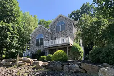 Image de Relaxing home on wooded hillside lot in Eagle Rock Resort - E. R. Owners Only