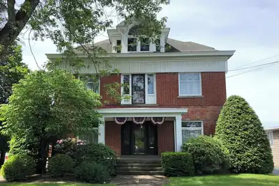 Image de Totally Restored Historic Home In Town