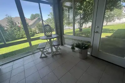 Image de Cozy two bedroom tucked in a quiet luxury neighborhood. Near water!