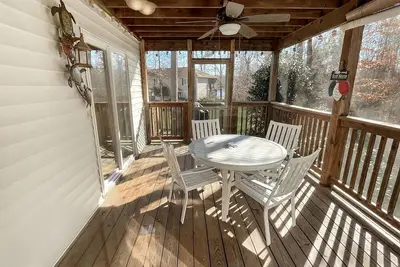 Image de Lovely Home, Lake Access. Clean, quaint, screened porch, grill