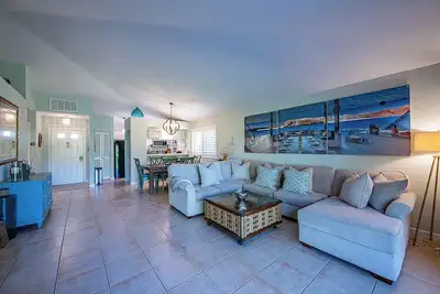 2-bedroom cottage just a 14-minute walk to Pga National
