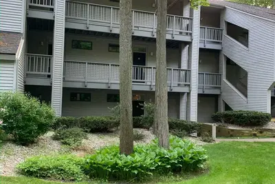 Image de Newly renovated Condo by Grand Traverse Resort. Just a short walk to the beach!