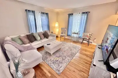 Image de Centrally Located Farmhouse Bungalow - 58” Tv 600 wifi