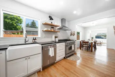 Image de *New* Ac & Single Level house| Ev Charger, King Bed | Parking