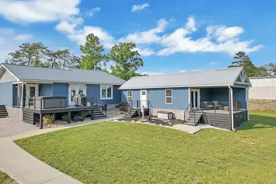 Image de Flat Lakefront Home at Summer Breeze w\/ Private Dock & Kayaks & Paddle Boards