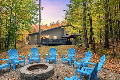Image de Total Seclusion! Hot tub, Traverse City downtown 10 min, Booking for summer!
