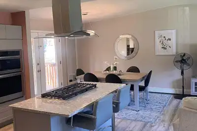 Image de Newly remodeled 3 bedroom home near downtown
