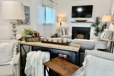 Image de Beachside Bungalow- Entire House, Steps to Beach. Fire Pit and Home Gym!