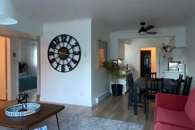 Image de Bright two bedroom - walking distance to ocean - free parking!