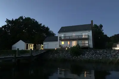 Image de Spacious waterfront home with dock and sunset view