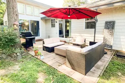 Image de Stay mins to downtown in sunny fenced-in backyard in waterfront community Pet-friendly