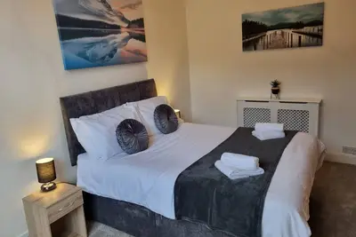 Image de Spacious, centrally located apartment with Free off road parking & pet friendly.
