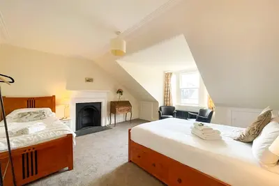 Image de Remarkable 4br Townhouse w\/ Garden, Sleeps 12