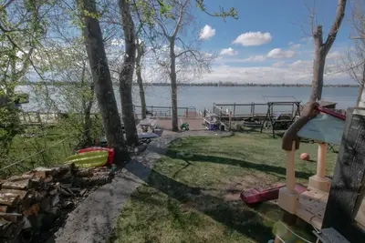 Romantic Lake Side Cottage 20 Minutes from Calgary