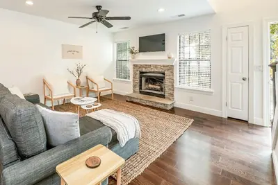 Image de Cozy, Modern Townhome - Walk to Park Circle!
