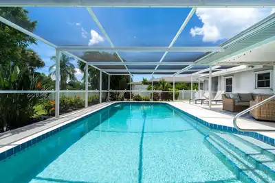 Image de Serene and Clean! Big, heated pool! Prime location!