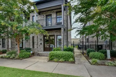 Image de Bama Getaway - Walk to Downtown & Campus! Luxurious and cozy furnishings!