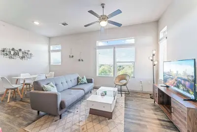 Serene 2br king suite, fast WiFi, 8 min to Downtown