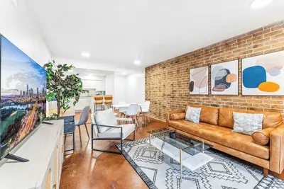 Image de Prime SoCo airy 1br king suite w\/ pool, parking
