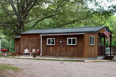 Image de Tiny home cabin by the pond