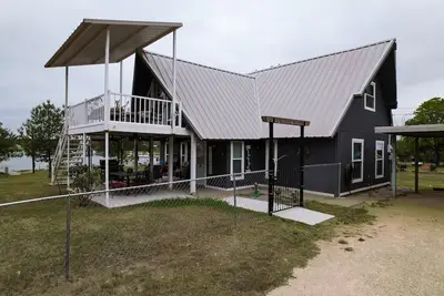 Image de Lakefront Waters Edge Lake House\/Huge Boat Dock\/Deep Water\/Lakefront Sunsets
