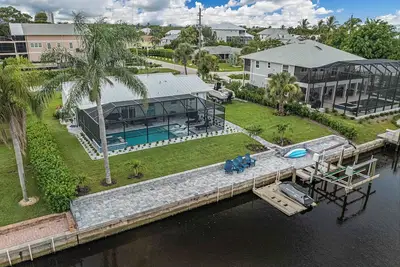 Image de Newly Renovated house on the canal with pool and hot tub! ! !