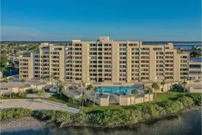 New Listing! Beautiful Condo surrounding the Gulf!