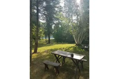 Image de Lake cabin surrounded by nature and peacefulness