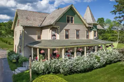 Image de Catskill Victorian Inn with spectacular mouuntain views, fireplace, and hot tub