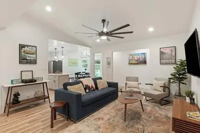 Image de Franklin Park, 4br, King Beds | Dove Springs Oasis