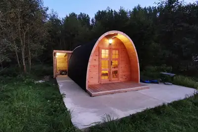 Image de Charmant Pod en bois près d'un plan d'eau
