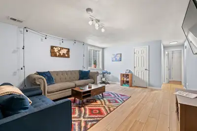 Image de Cozy Basement Apt. w/ Full Kitchen+Xbox+W/D & Games